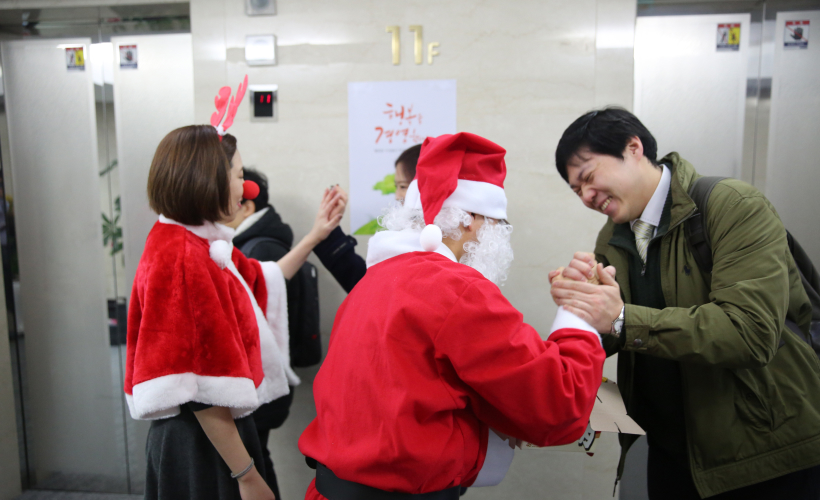 2015년 12월 24일 크리스마스 맞이 아침인사 겸 선물 전달 행사