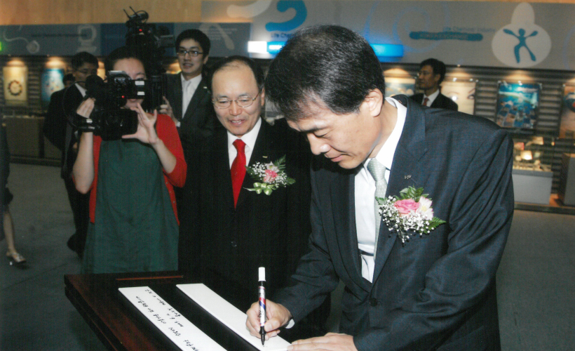 상장 당일 방명록 작성 장면