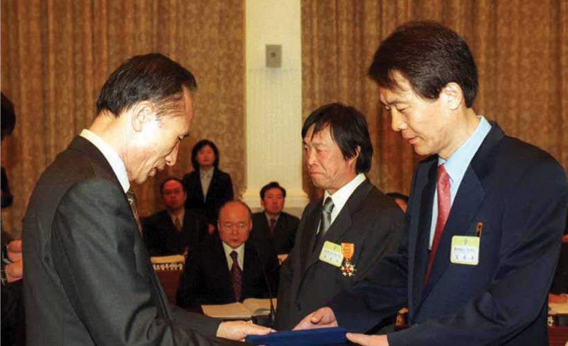 2002년 11월 27일 한일월드컵의 성공적인 개최에 이바지한 공로로 정부 체육포장 수상